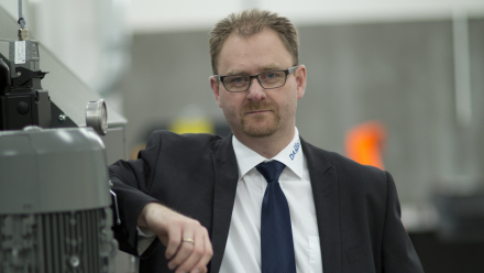 Mand står ved siden af elektromotor