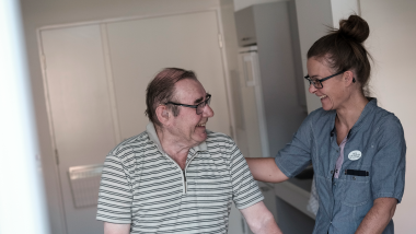 Sosuassistent sammen med borger