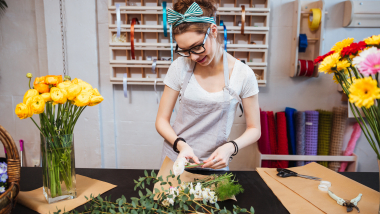 Kvinde binder blomster