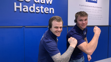 To ekspedienter står i en butik