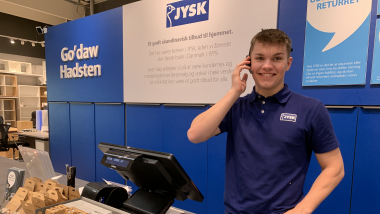 Unge ekspedient i butik