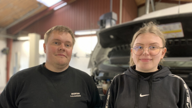 Elev og mester i bilværkstedet