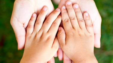 Børnehænder i voksenhænder