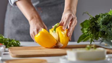 Peberfrugt deles i to