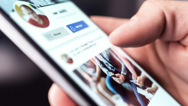 Hånd der holder en mobiltelefon