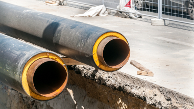 Billedet viser to fjernvarmerør ved etablering