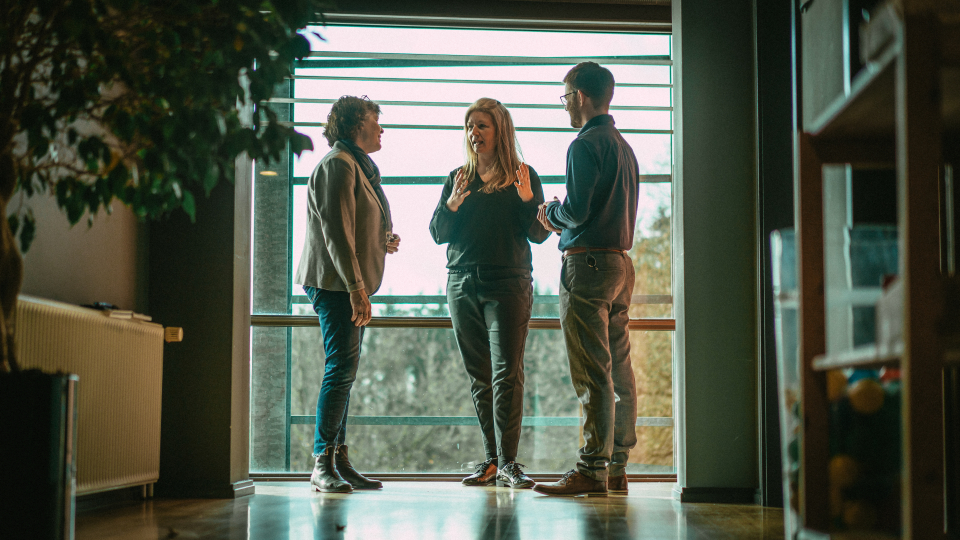 Tre personer i arbejdssammenhæng