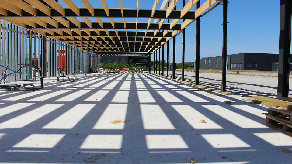 Billedet viser en erhvervsbygning under konstruktion