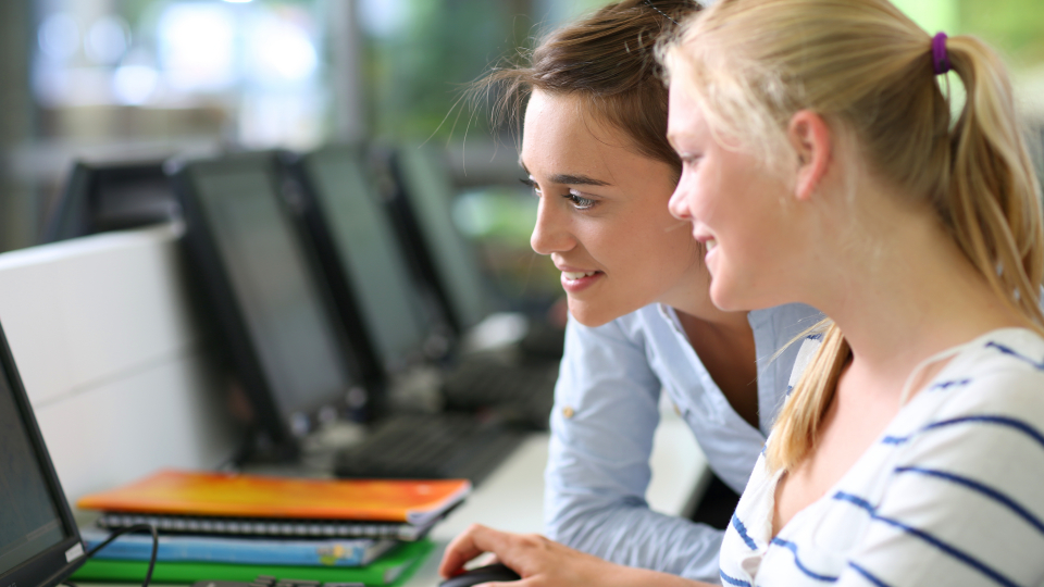 Elever foran computer