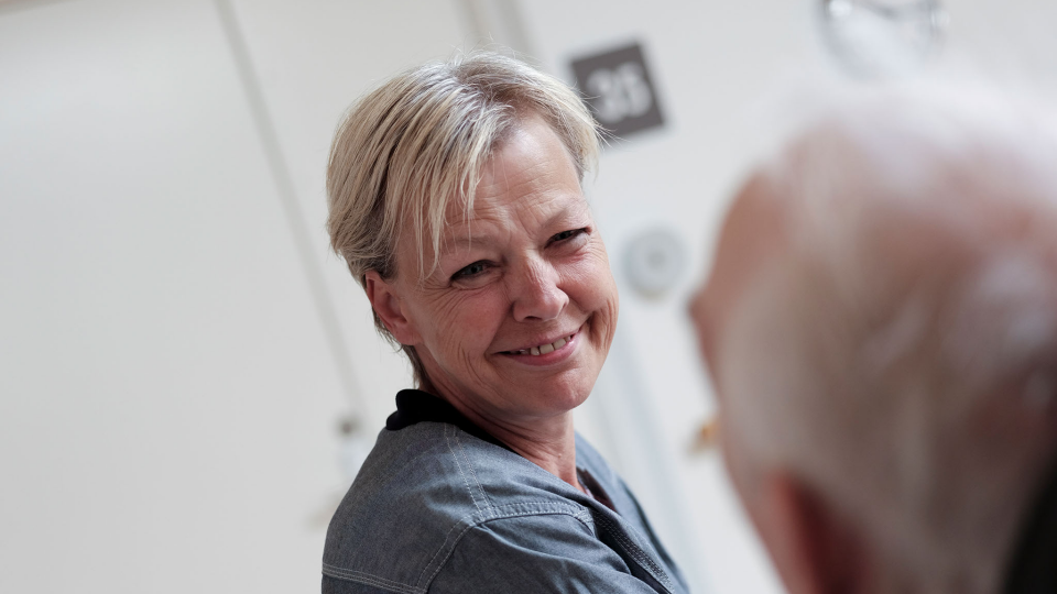 Kvinde i fokus i jobsituation på plejehjem