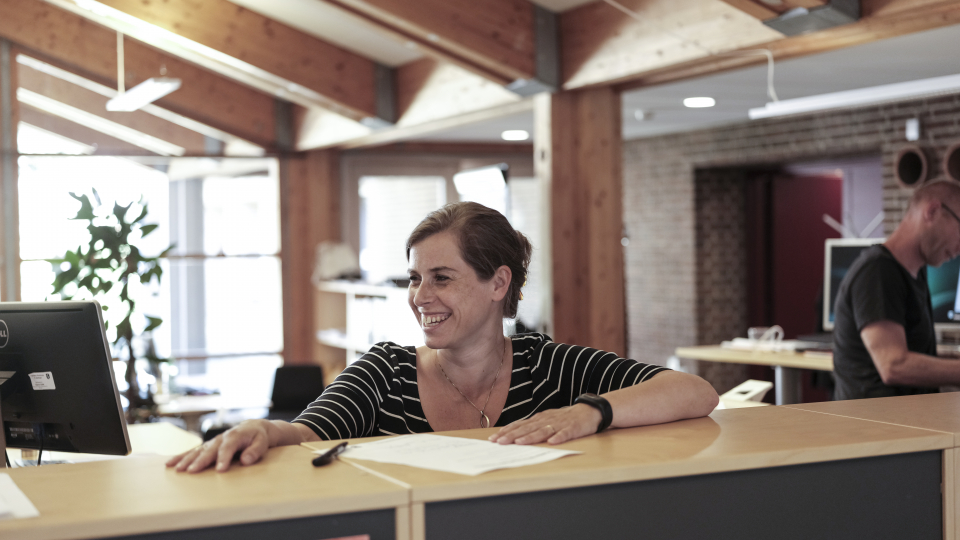 kvinde ved høj reol