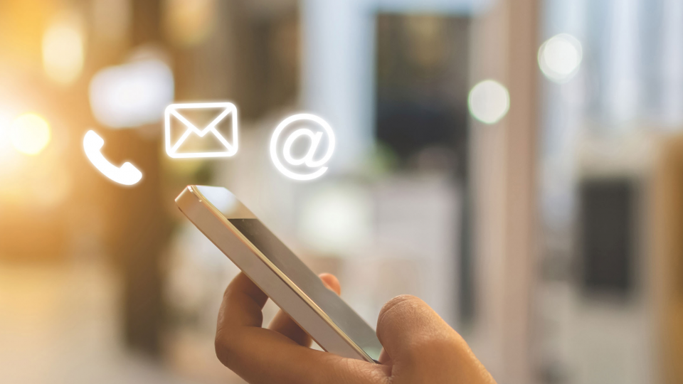 billede af telefon med symboler for mail