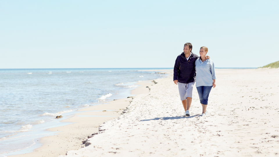 to mennesker på en strand