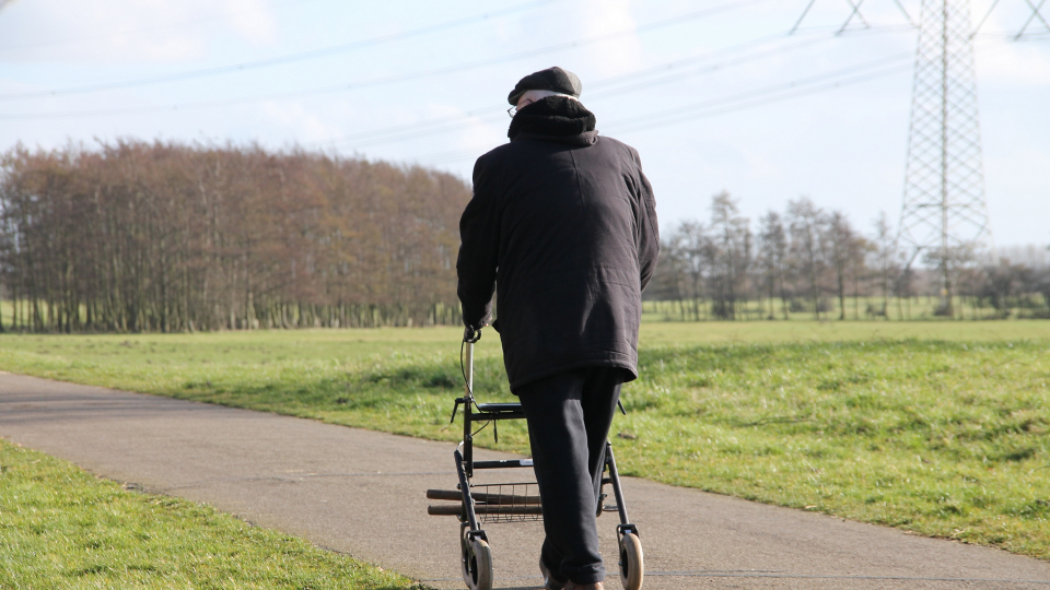 Mand går med rollator
