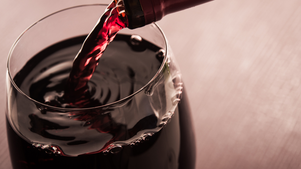 rødvin hældes i glas