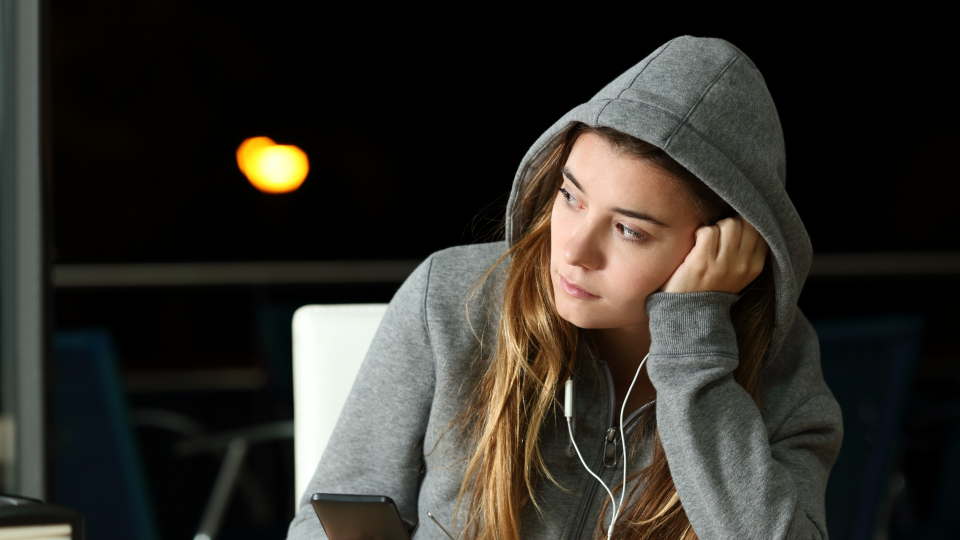  kvinde kigger trist ud
