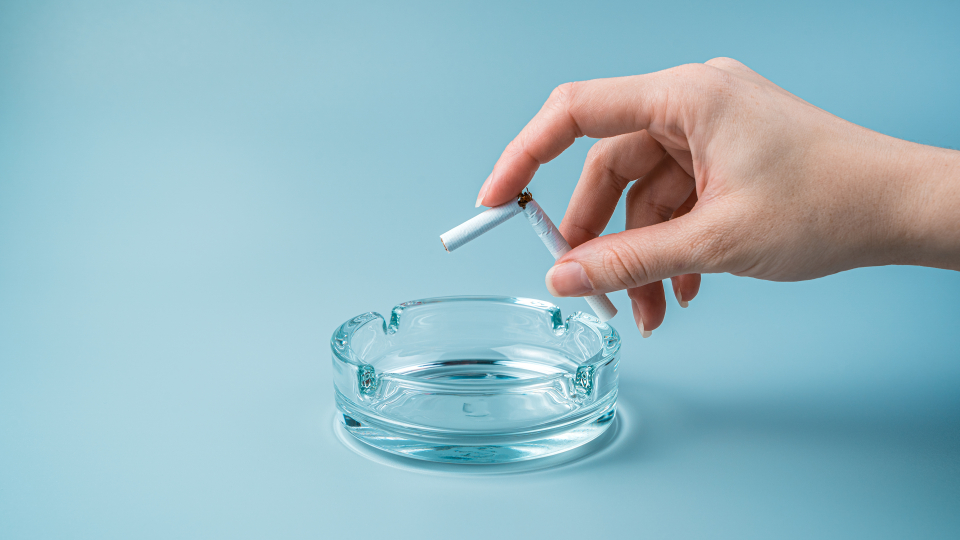 Billedet viser en knækket cigaret i en askebæger