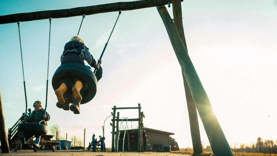 barn gynger i eftermiddagssol