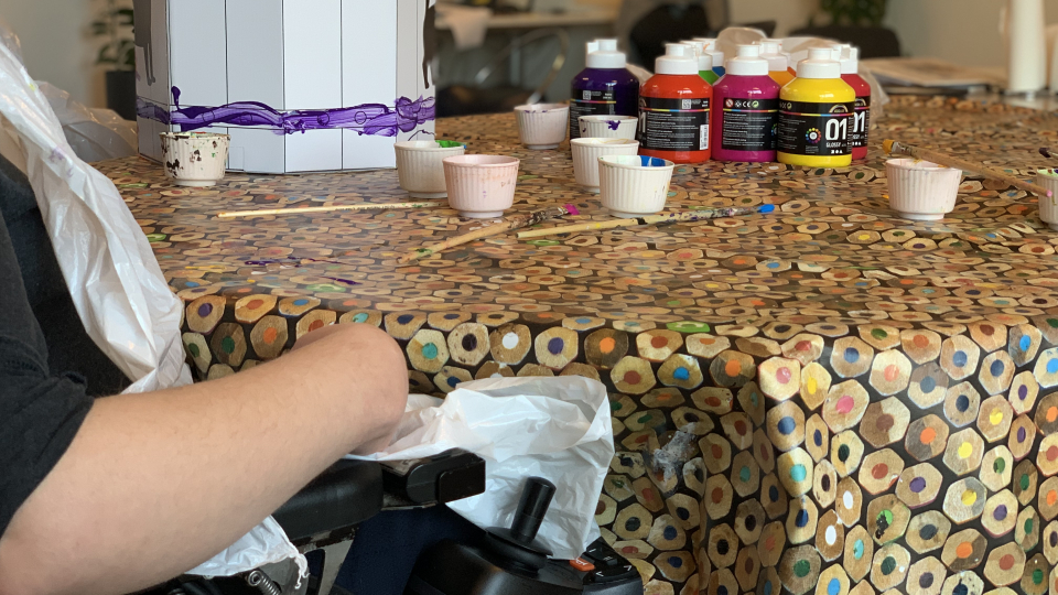 Bord med voksdug og maling