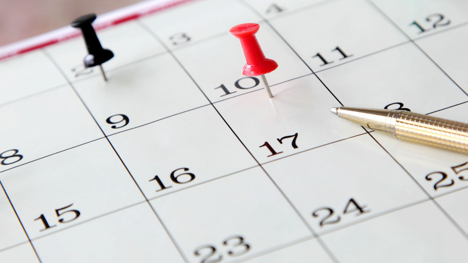 Kalender med nåle i