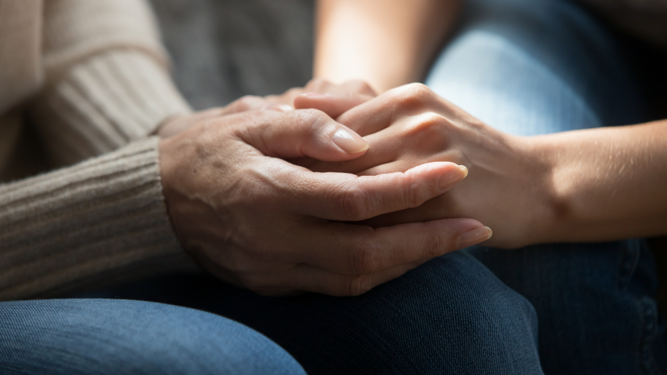 Hænder holder hinanden