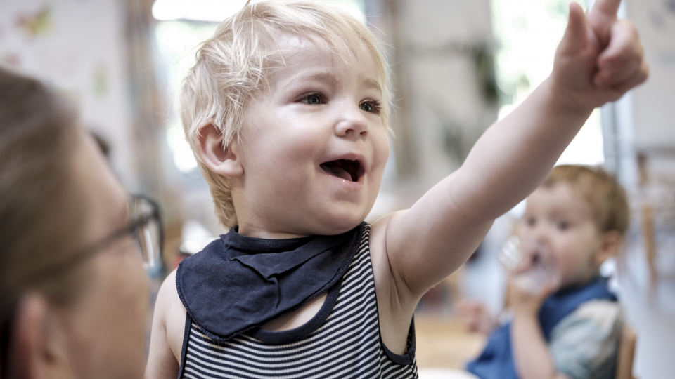 Dreng peger ud i luften