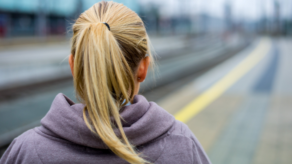 Ung kvinde set fra ryggen