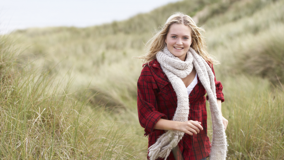 Ung kvinde i naturen