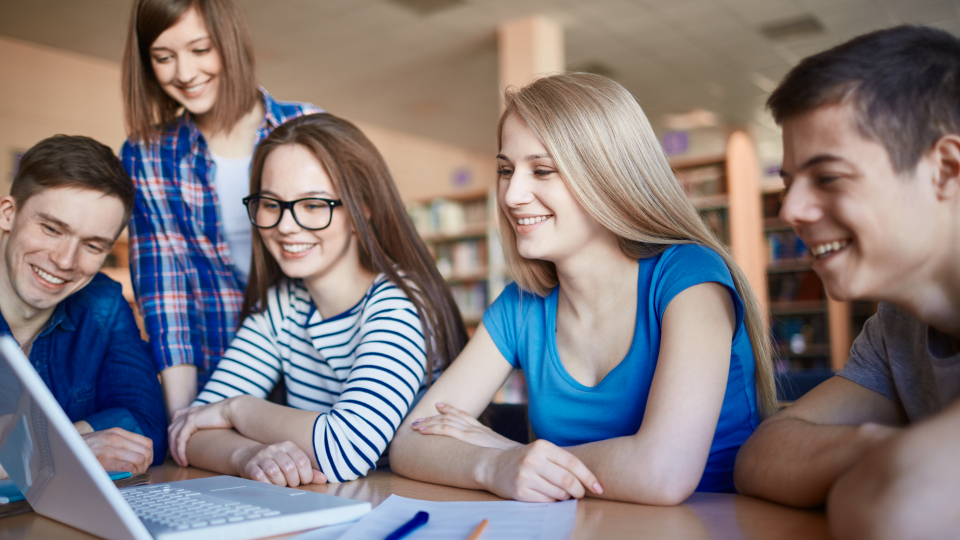 unge mennesker foran computer