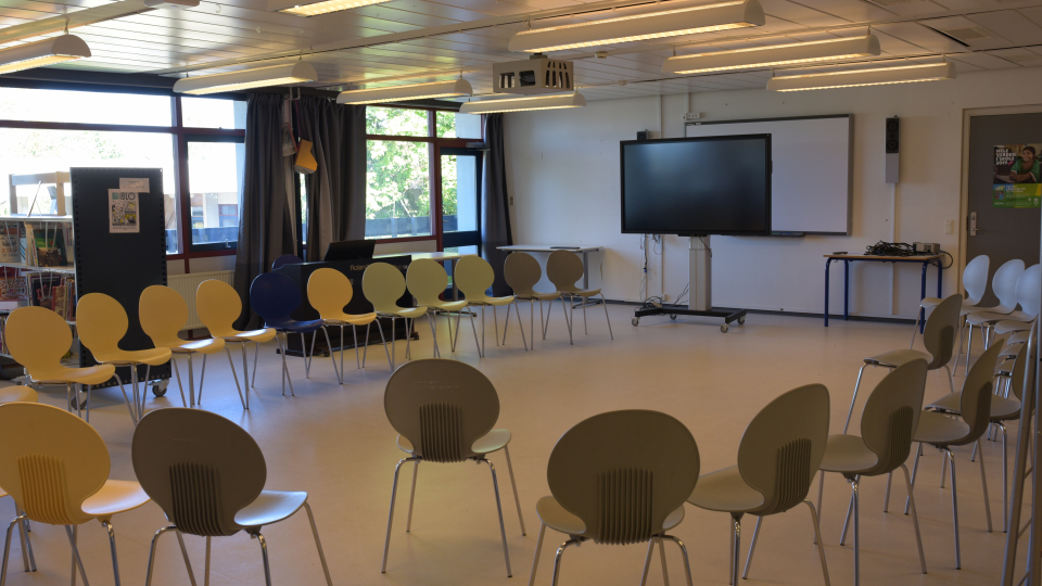 Klasseværelse med stole i cirkel