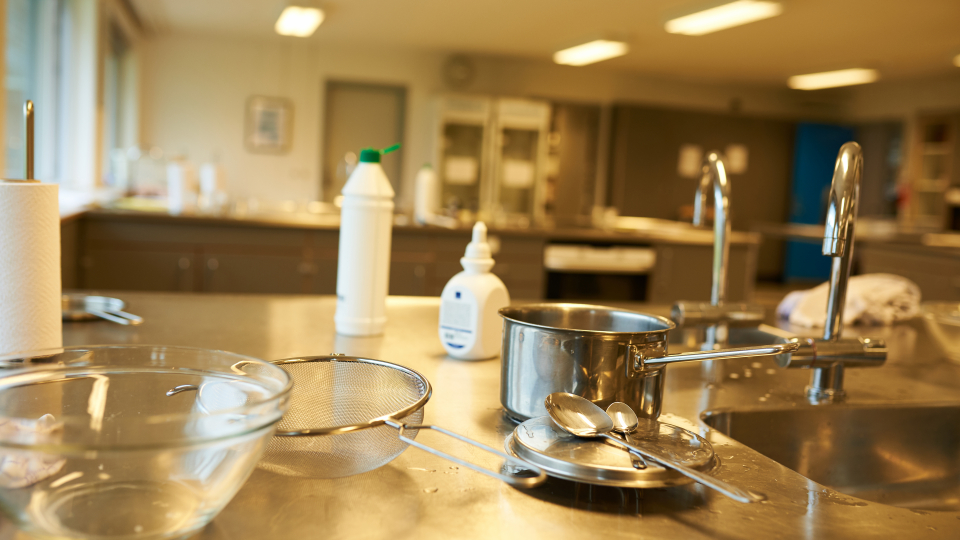 Skolekøkken med køkkenredskaber