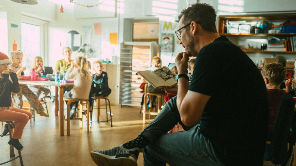 Pædagog læser op i børnehave