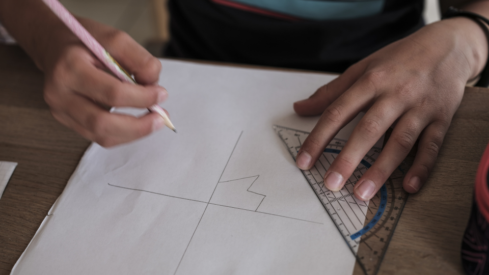 Hænder tegner med lineal