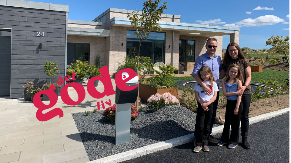 Familie ved deres nybyggede hus