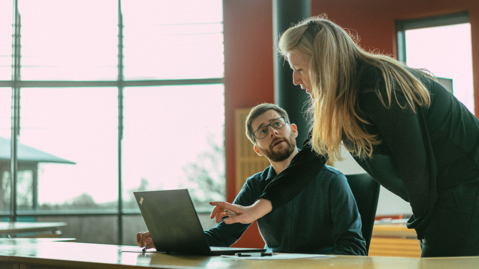 To personer om en computer