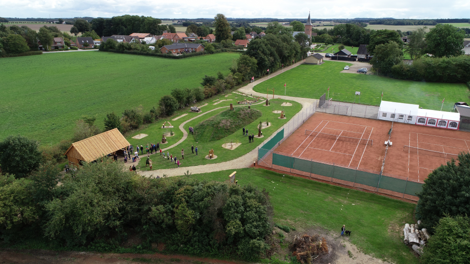 Dronefoto fra landsbyen Vejerslev