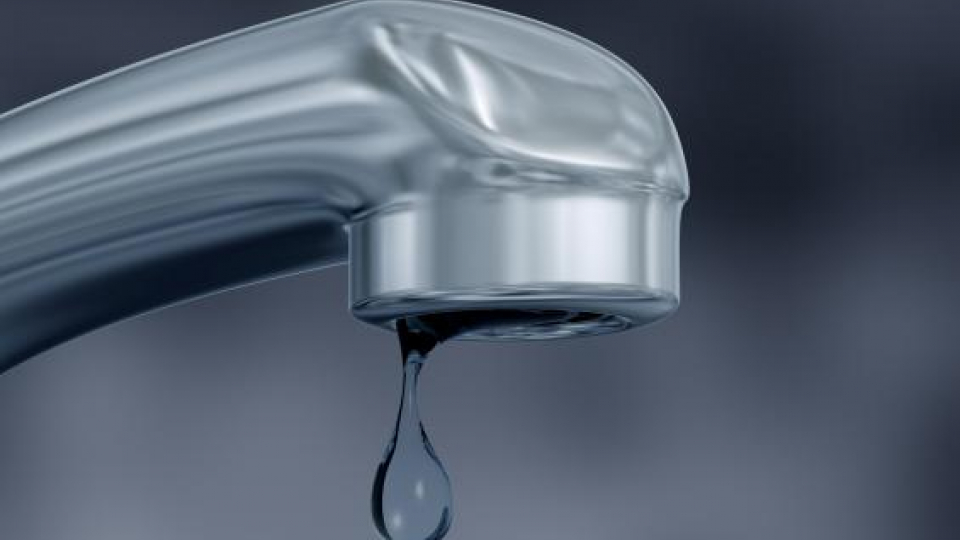 Billedet viser en vandhane med rindende vand