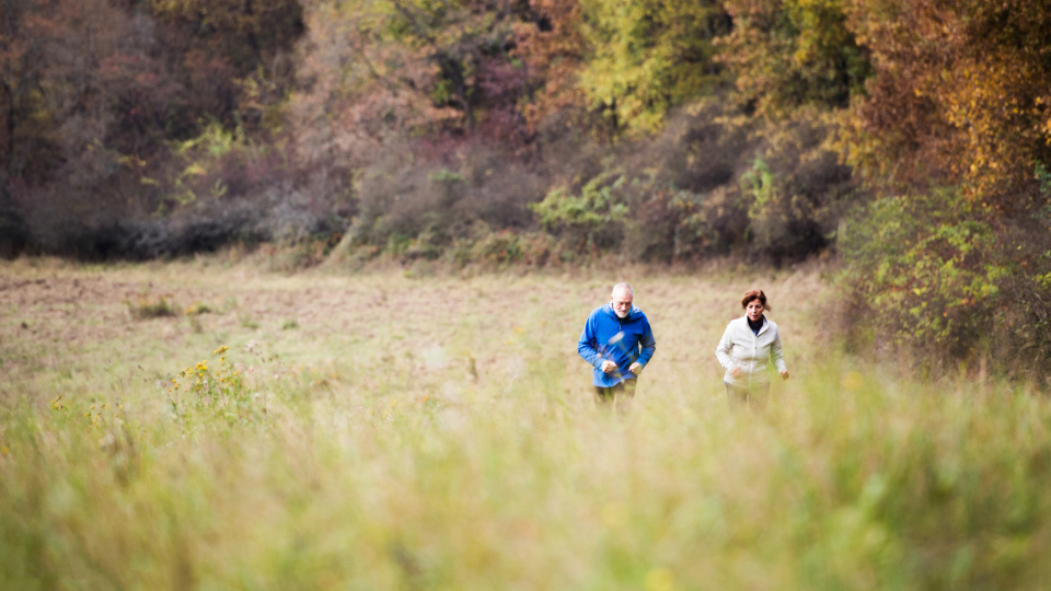 Ældre par der løber i naturen