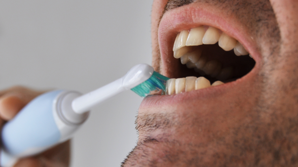 Mand børster tænder