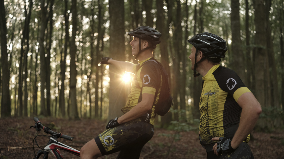 Cykelryttere i skoven