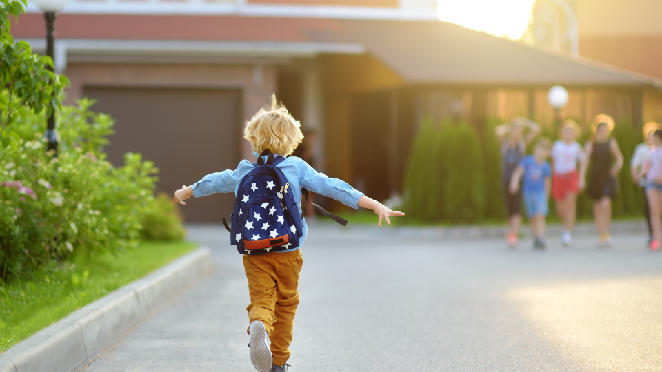 Barn der løber mod en skole