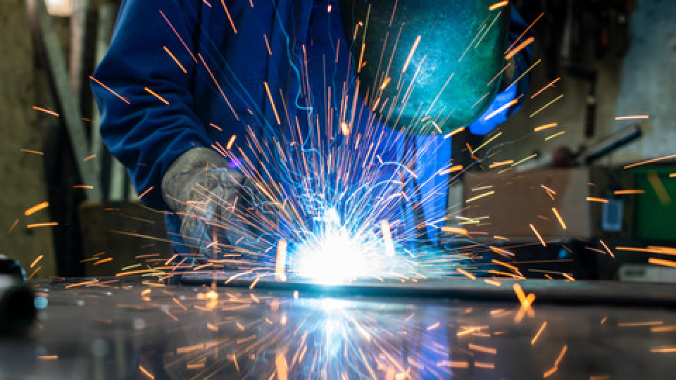 En person der svejser