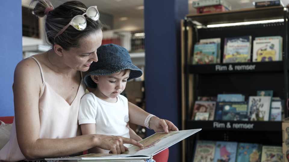 Mor og barn på bibliotek