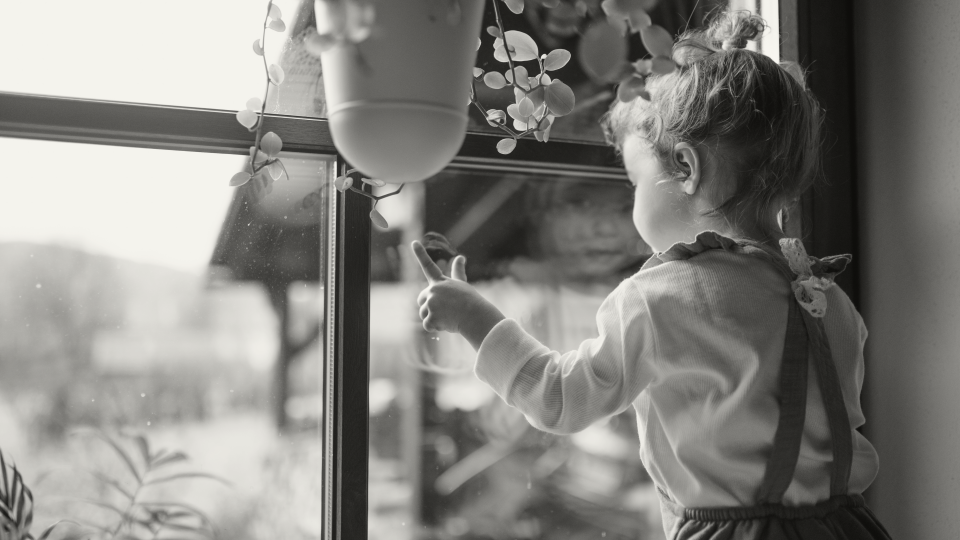 barn kigger ud af vindue