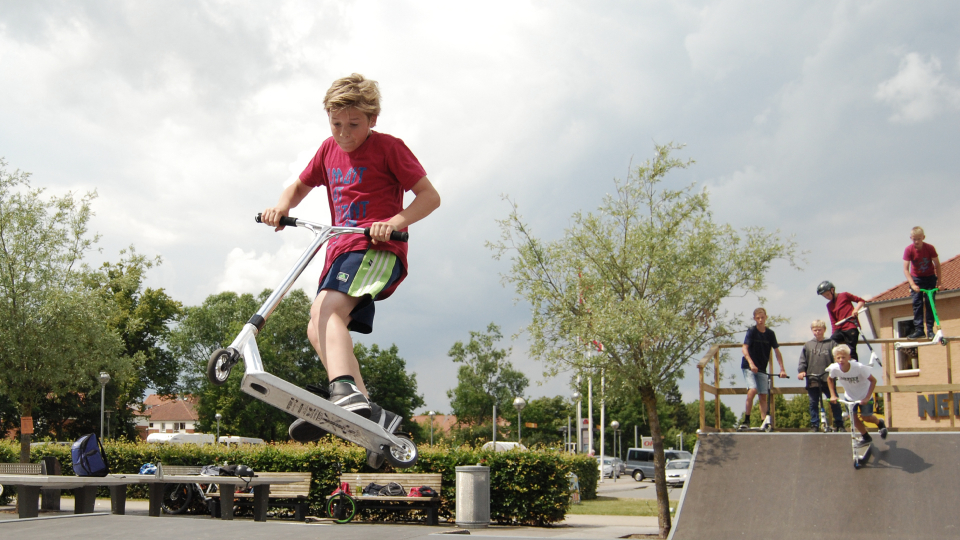 Dreng skater på Sunds Plads