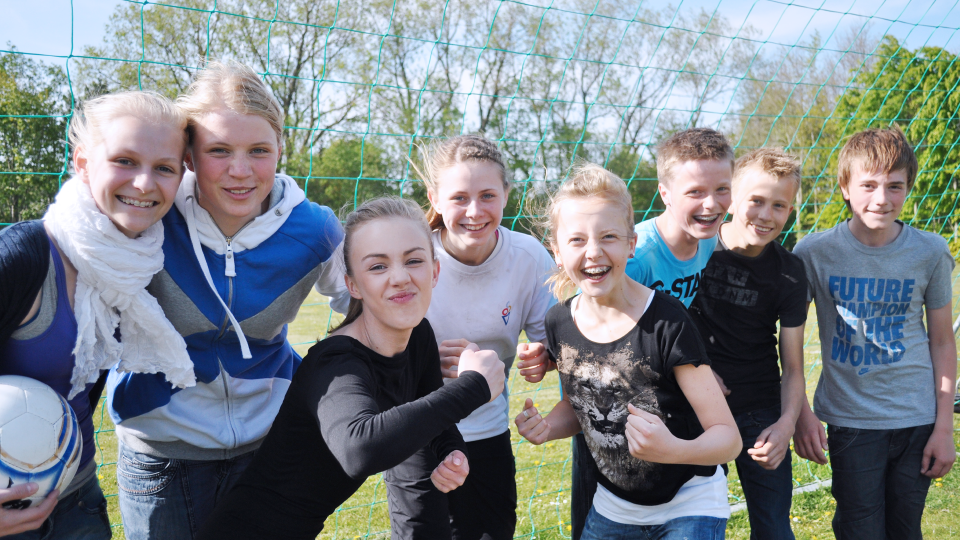 Unge mennesker på fodboldbane