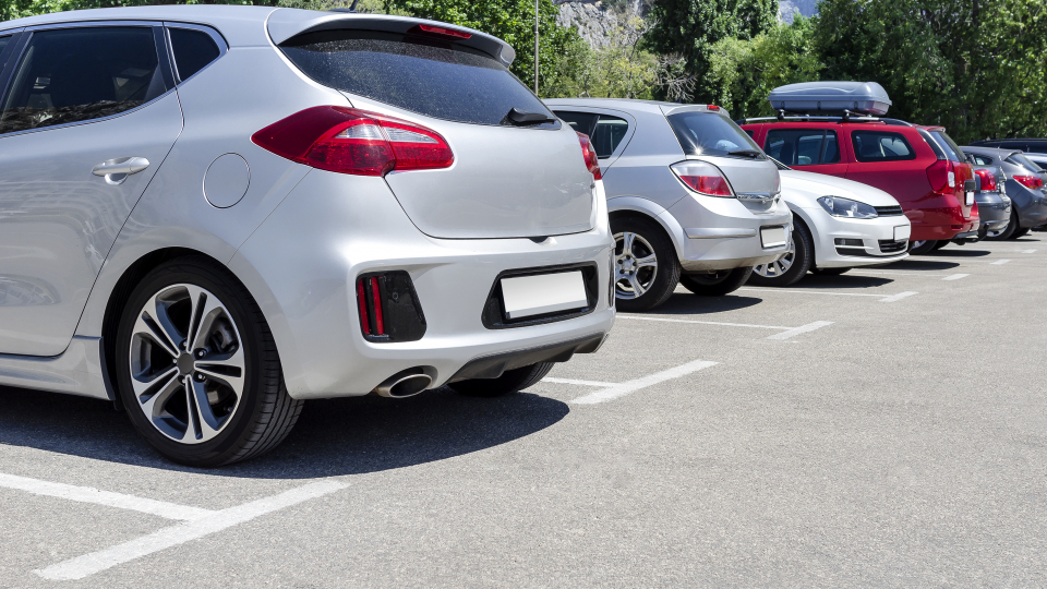 Biler på parkeringsplads