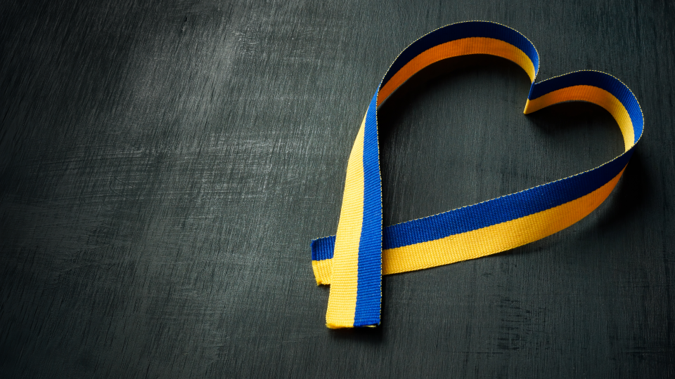Hjerte i gult og blåt bånd på mørk baggrund