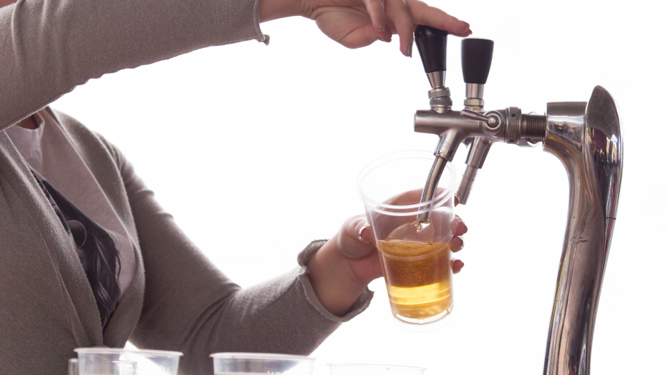 Øl udskænkes af hane