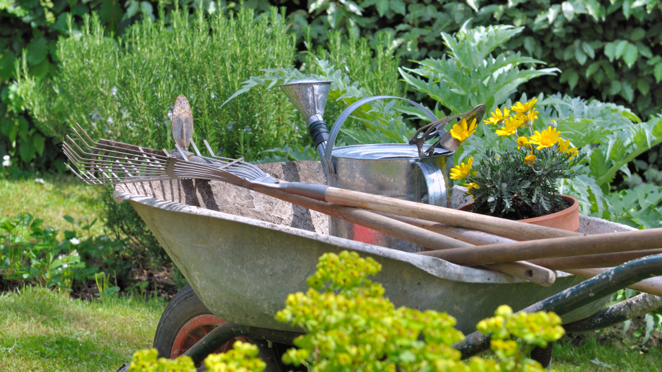 Trillebør med haveredskaber